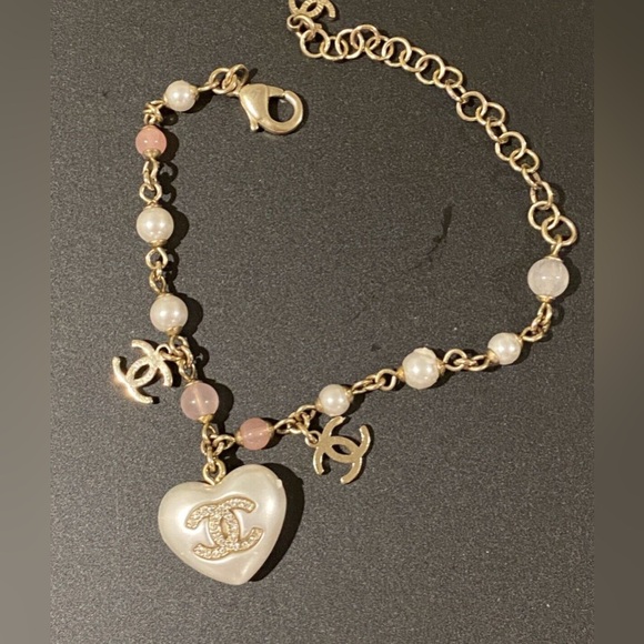 Chanel White Pearl Heart Bracelet 21B pre-owned - Picture 1 of 9